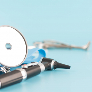 В носу у жаловавшейся на аллергию женщины обнаружили десятки личинок